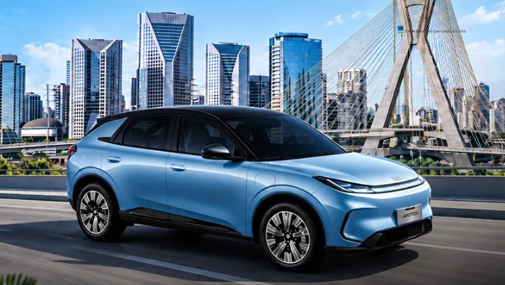 SUV elétrico Arcfox T1 azul com a Ponte Estaiada de São Paulo ao fundo