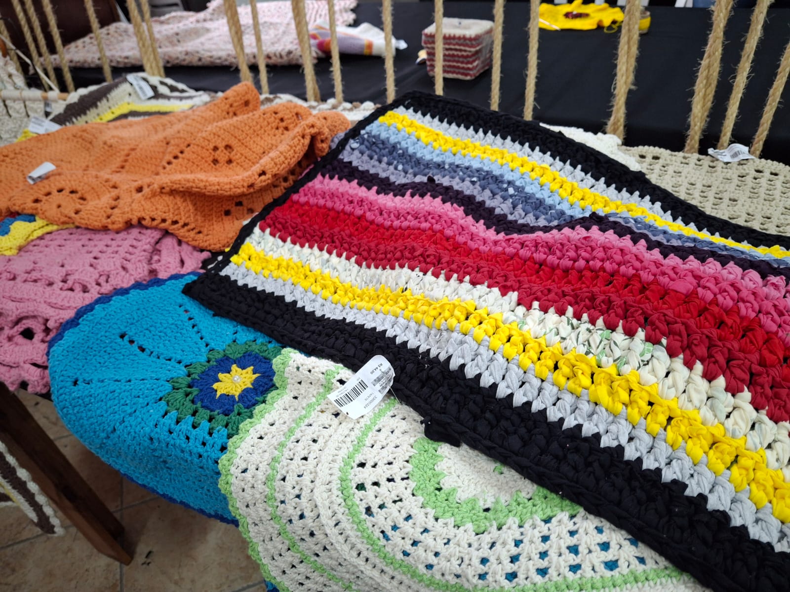 Mantas e tapetes de crochê coloridos