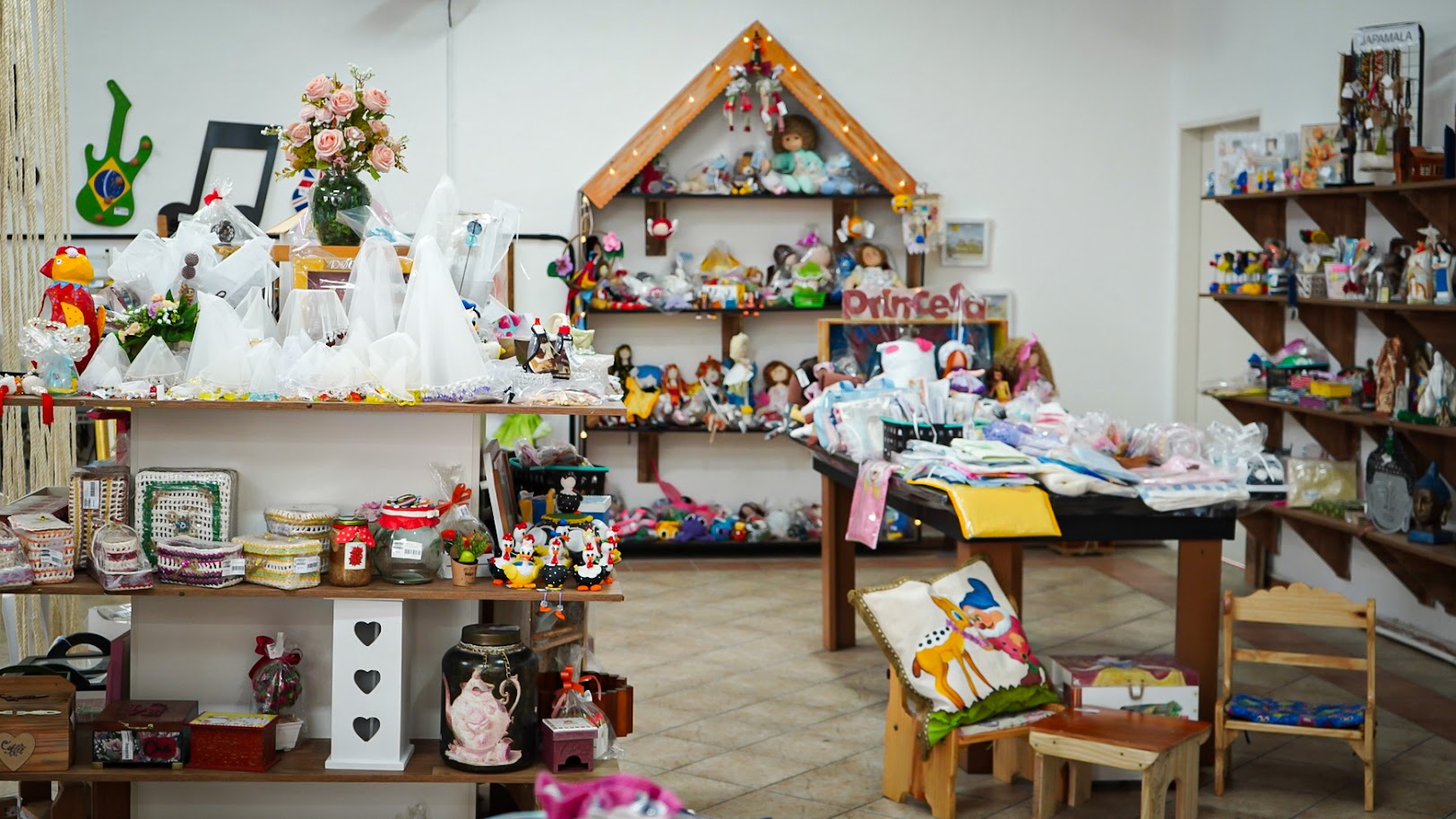 Prateleiras com peças artesanais no interior da Casa do Artesão