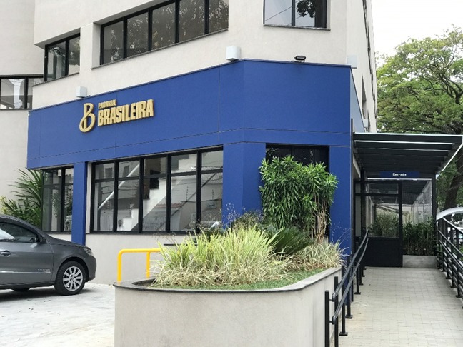 Fachada azul de unidade da Padaria Brasileira